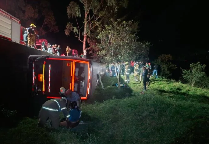 Autobús que escapaba de supuesto asalto terminó volcado y dejó un desenlace fatal en Colombia (VIDEO)