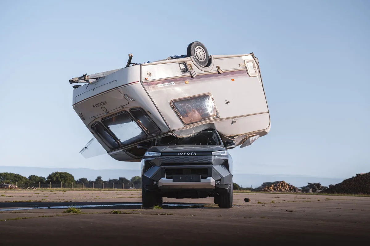 Toyota puso a prueba a la nueva Hilux y le dejó caer encima una casa rodante de 760 kilos