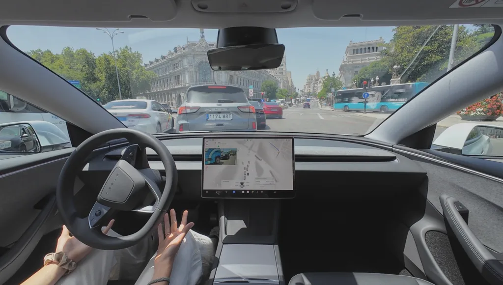 Tras probar el FSD de Tesla, unos expertos tienen claro su veredicto: "Hubiera suspendido tres veces el examen de conducir"