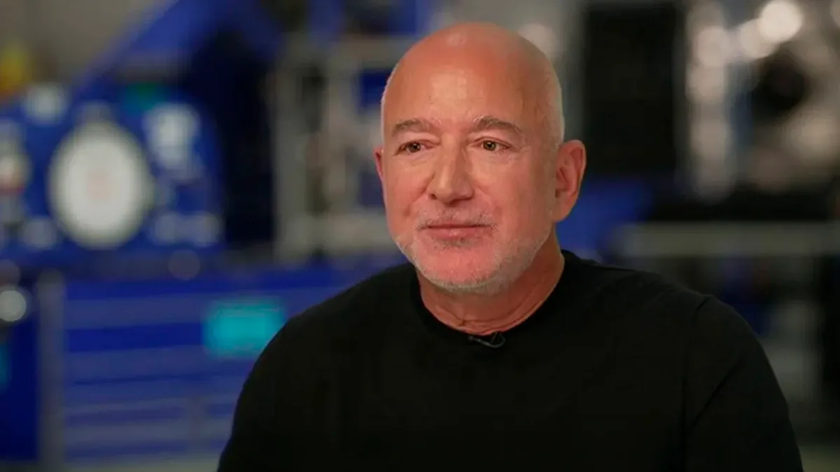 Jeff Bezos diz que IA pode permitir trabalhar só 3 dias por semana, mas é confrontado sobre demissões na Amazon