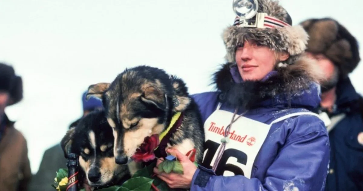 Atravesó una tormenta de nieve y durmió a la intemperie: la primera mujer en ganar 50.000 dólares en la competencia de trineos tirados por perros en EE.UU.