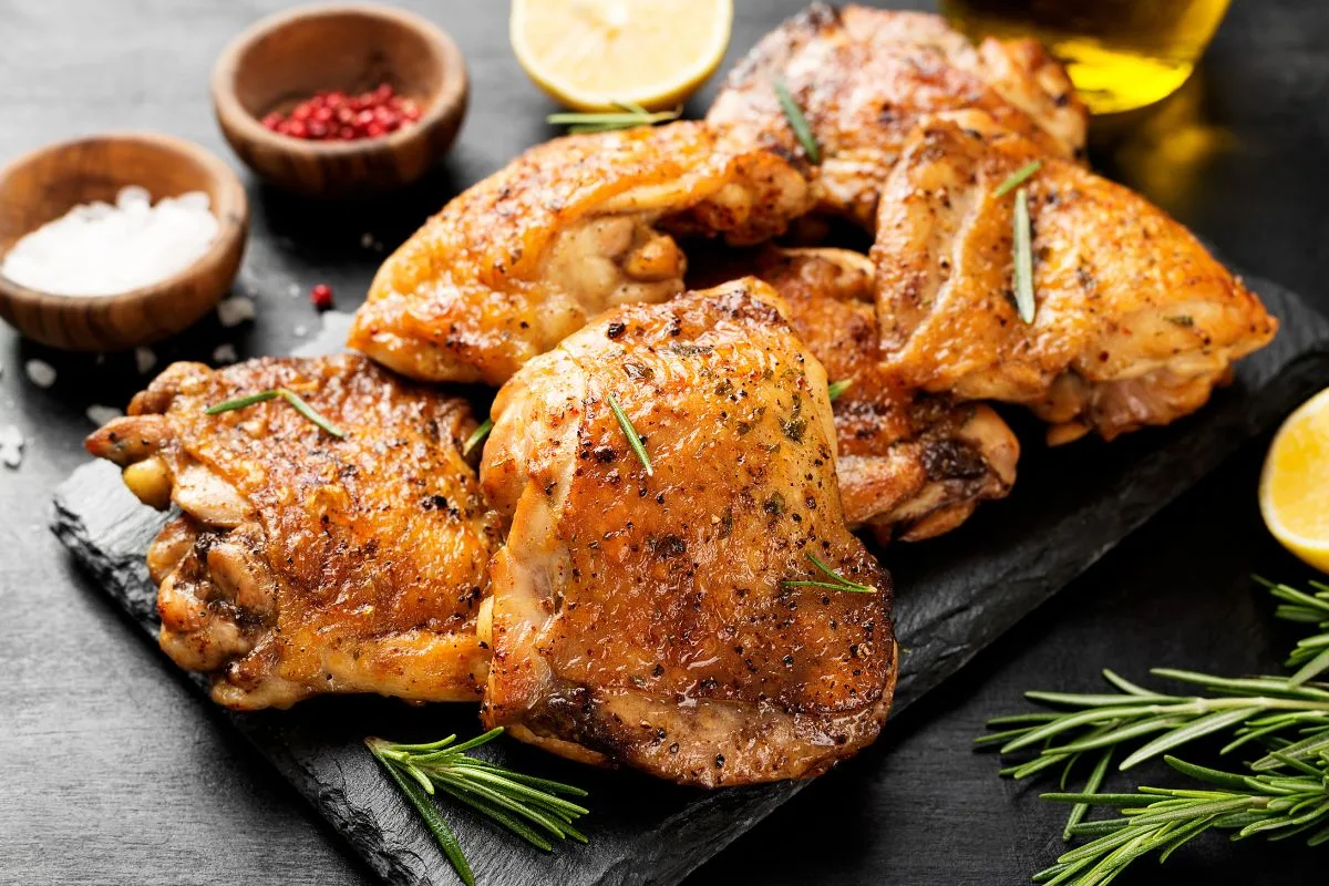 Como deixar o frango macio e com a pele crocante, segundo chef famosa