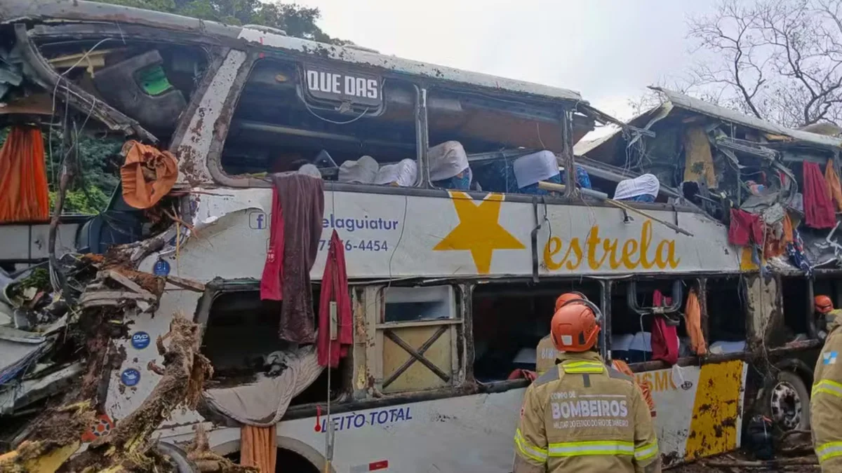 Acidente com ônibus de turismo deixa 9 mortos em Petrópolis no RJ