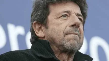 "Vraiment, je ne veux plus y aller" : une levée de boucliers contre la tournée de Patrick Bruel à l’automne