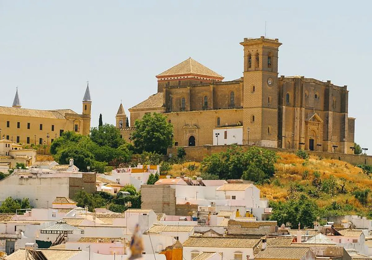 El pueblo monumental de Sevilla que parece una ciudad ducal: palacios, colegiata, callejuelas señoriales y uno de los mejores atardeceres de la Campiña