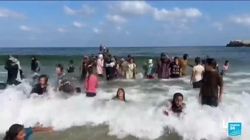 Gaza : des centaines d’enfants apprennent à nager pour surmonter les traumatismes de la guerre