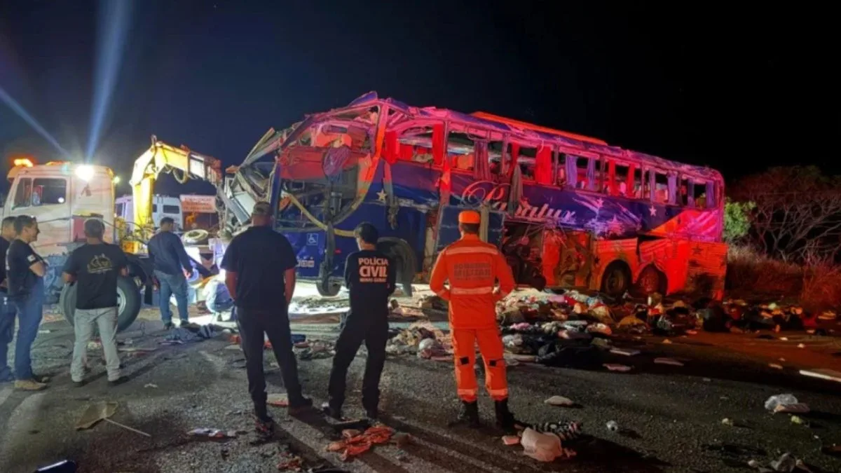 Ônibus envolvido em acidente na BR-116 que deixou 6 mortos e 43 feridos não tinha licença para viagem, diz ANTT