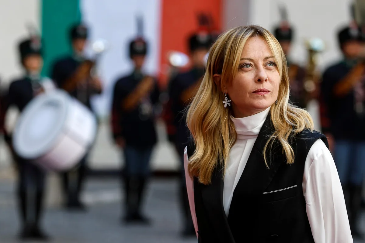 Meloni quiere prohibir el uso de burkas y limitar el número de estudiantes extranjeros en las aulas: “Es impensable que los niños italianos se sientan acorralados por ser minoría”