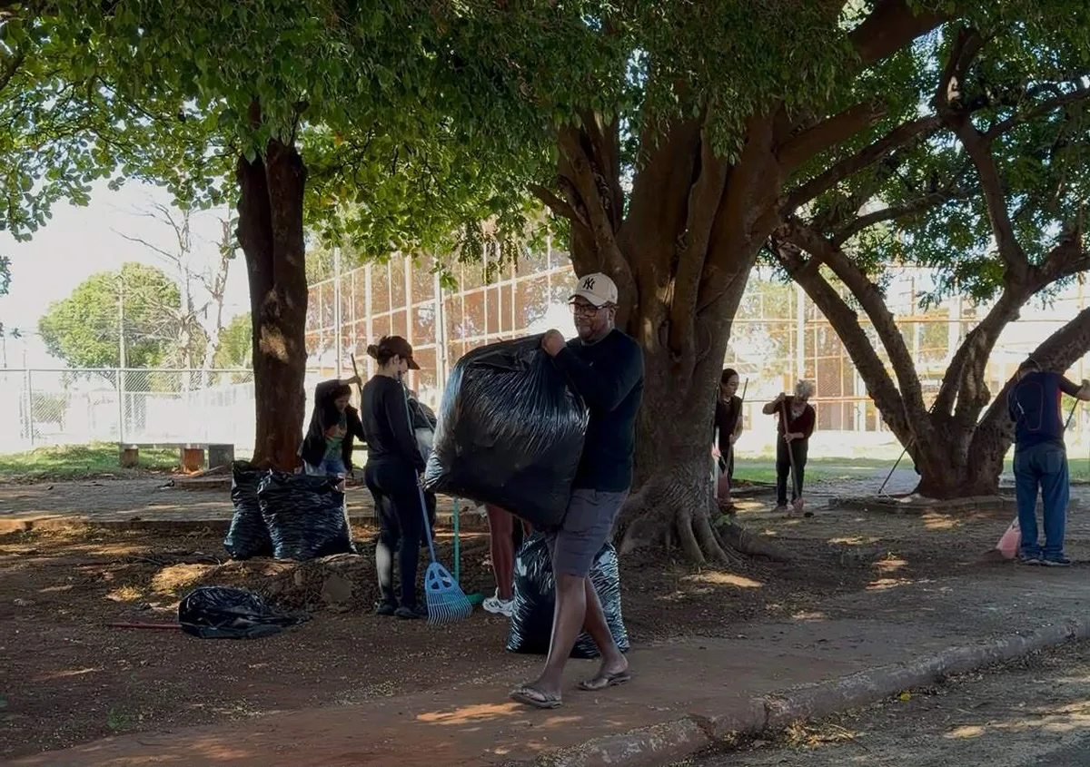 Moradores bancam limpeza e melhorias em praça abandonada na Capital