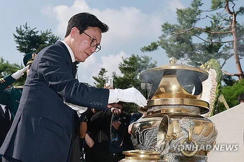 김민석, '정치적 스승' DJ 묘역 참배…"화해와 통합의 상징"