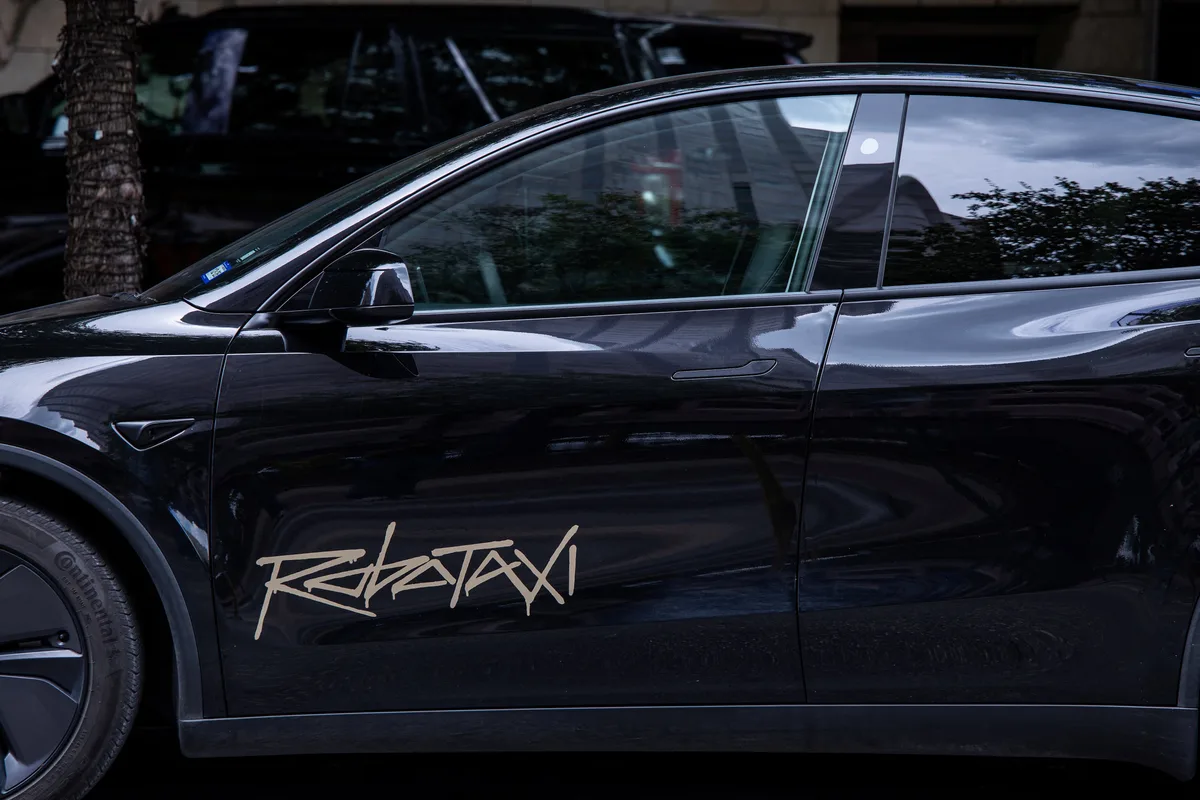 Tesla activó un asistente de IA que hace compras y envía mensajes del pasajero durante los viajes en el robotaxi