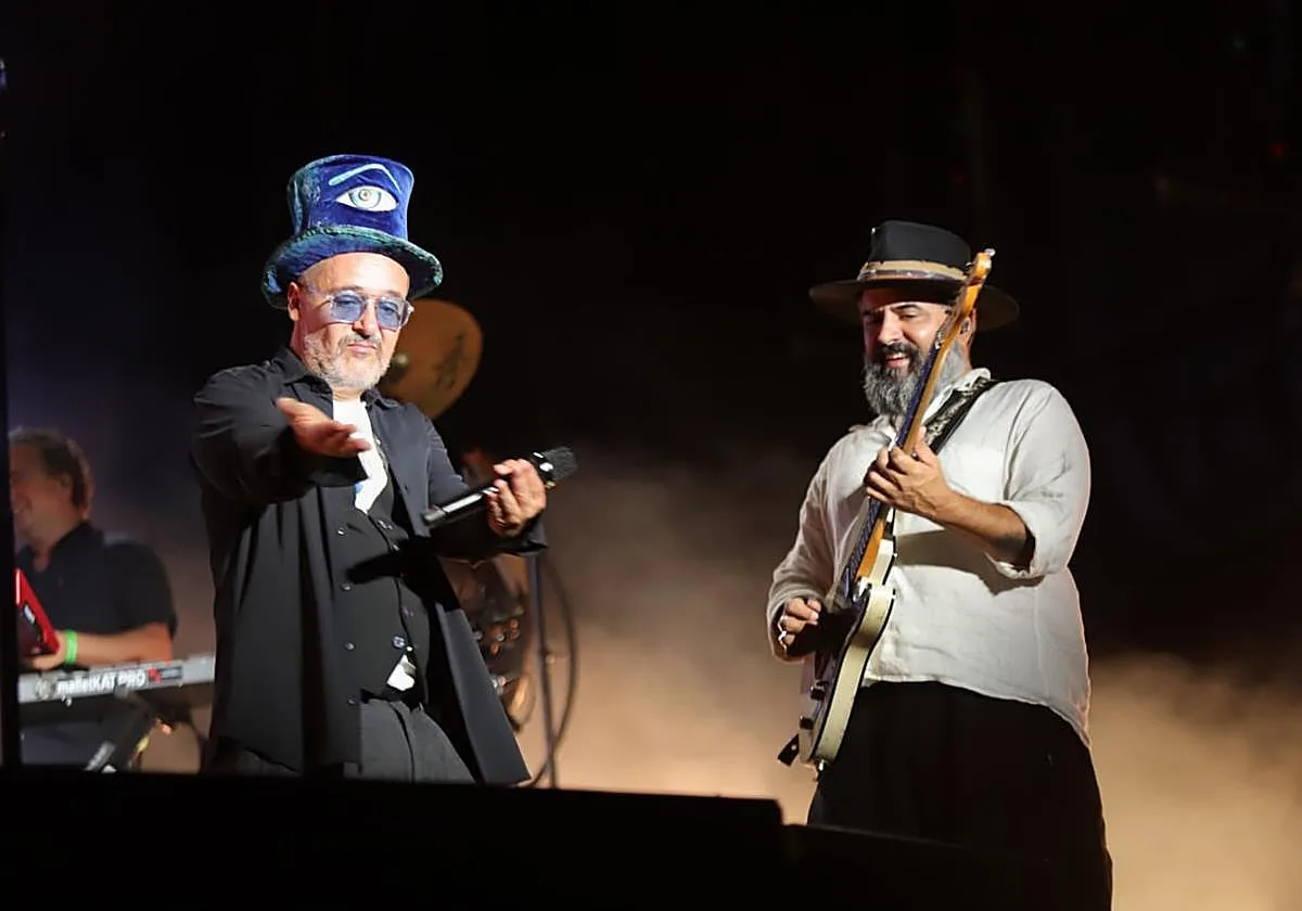 Love of lesbian se despide de Sevilla en una noche de hermandad en el Pop CAAC