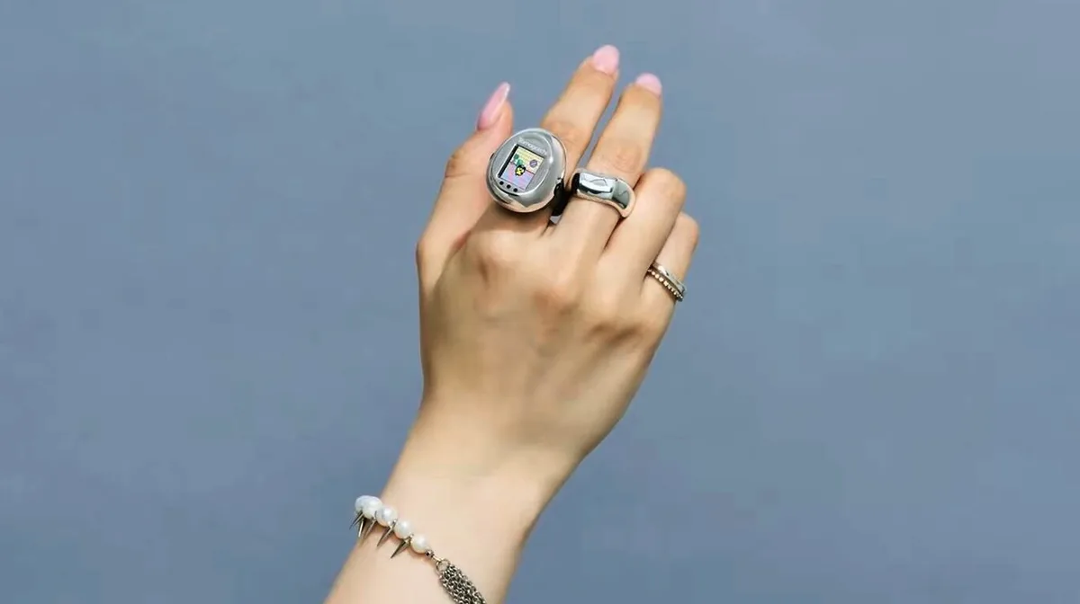 Vuelve el Tamagotchi, pero en forma de anillo: así es la nueva mascota virtual