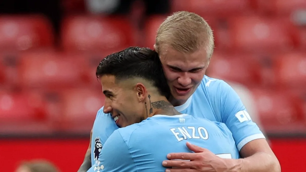 Los gestos de Haaland con Enzo Fernández tras el clásico de Manchester que el City le ganó al United: el fraternal abrazo