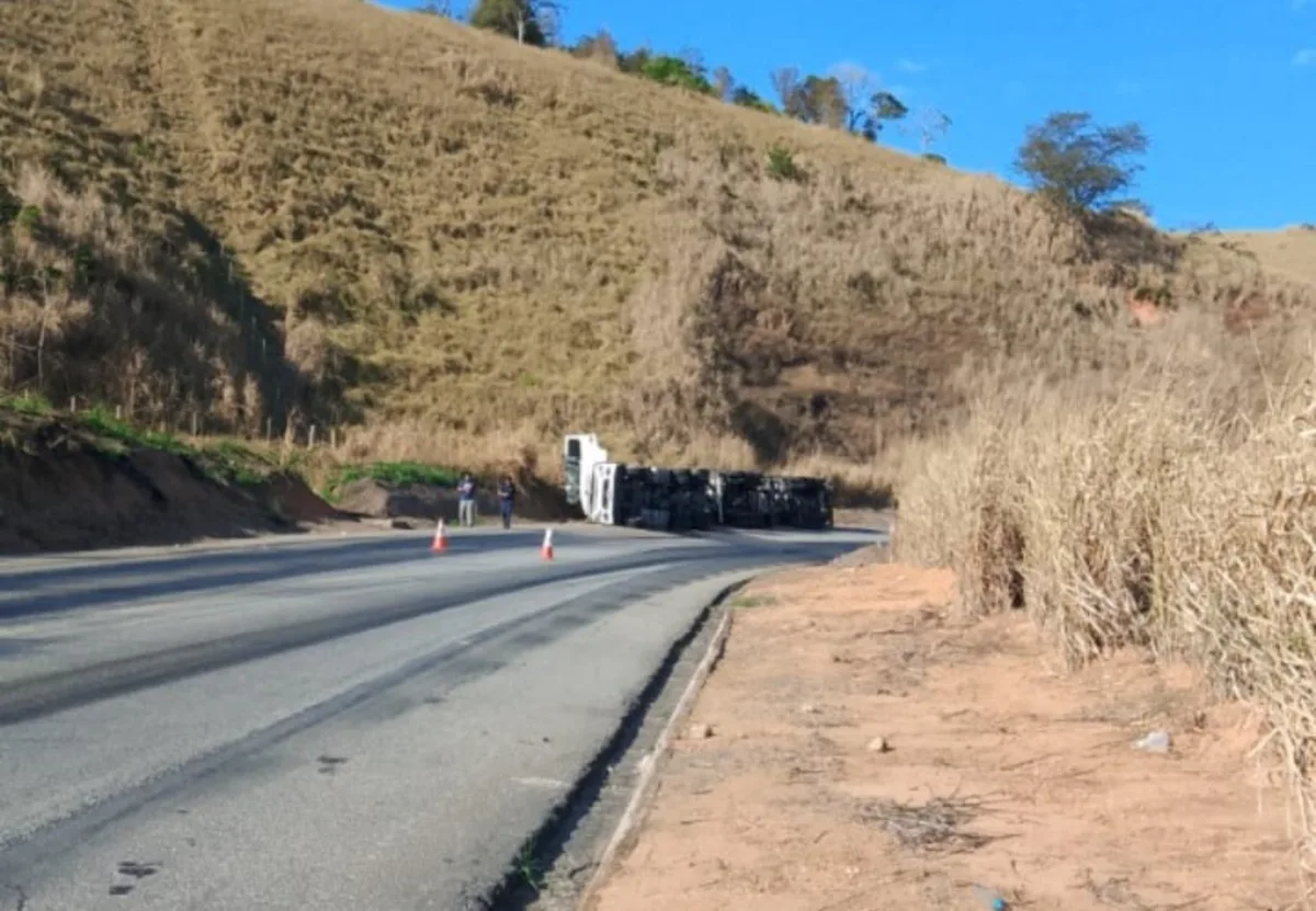 Carreta carrega de etanol tomba e interdita MG-418, em Teófilo Otoni