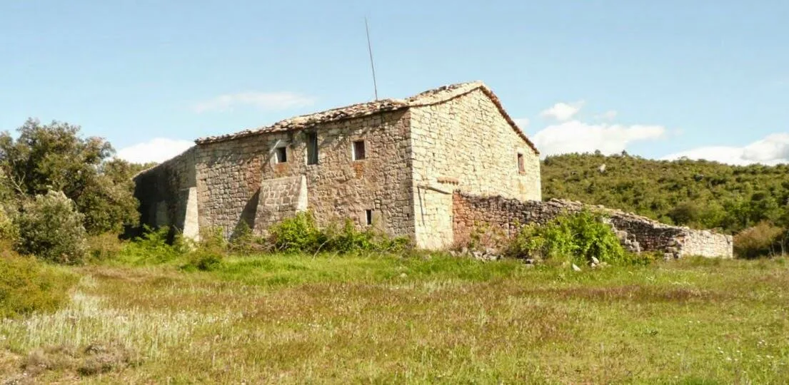 Una aldea abandonada sale a la venta por 1,8 millones de euros: 365 hectáreas, una casa del siglo XVII y un manantial