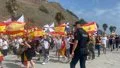 Manifestantes zarandean y lanzan huevos al coche de una diputada ceutí durante una protesta