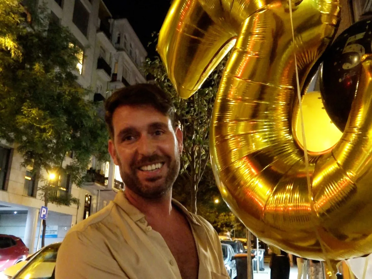 Fran Antón sobre la fiesta sorpresa de Kiko Hernández para celebrar su 50 cumpleaños:"viene creyendo que es otra cosa"