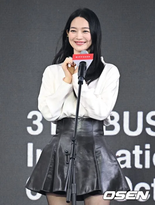 [사진]신민아 '황후님의 하트'