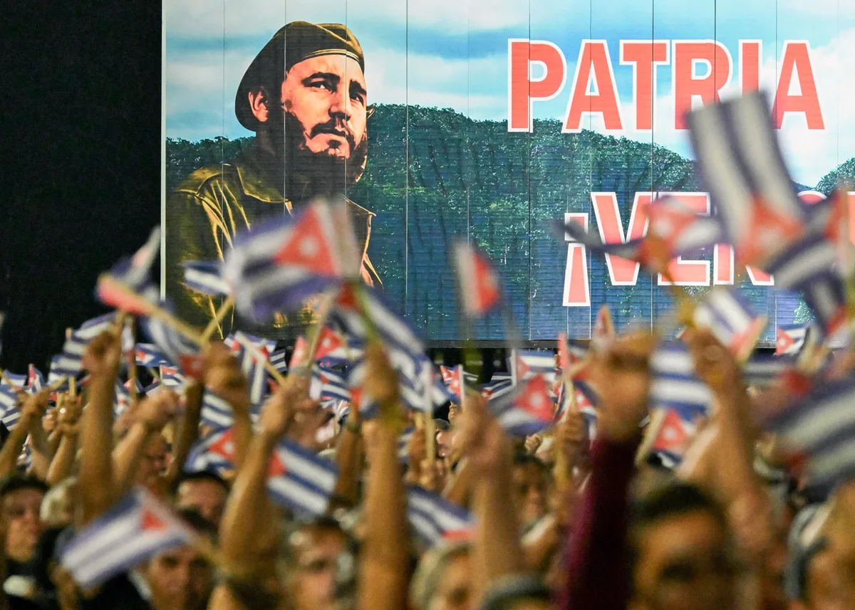 Su familia huyó de Cuba, pero él hace campaña por el socialismo en el sur de Florida