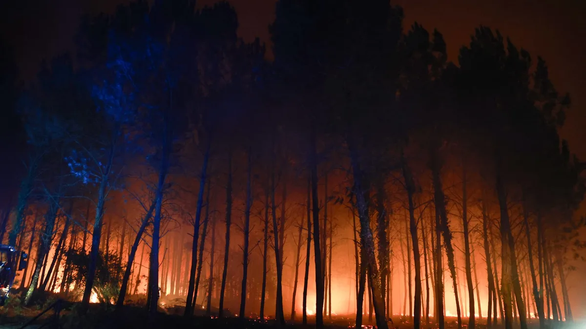 "Il a été réactivé": l'incendie dans les Landes a parcouru 1.580 hectares et provoqué de nouvelles évacuations