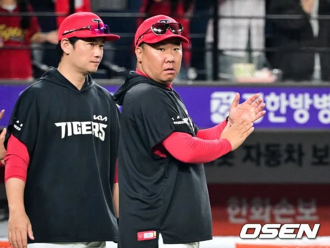[사진]승리 기뻐하는 이범호 감독