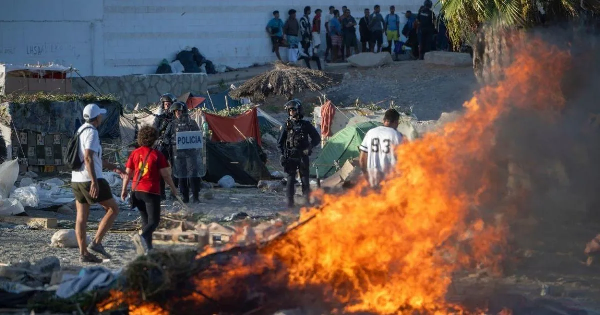 Ultraderechistas violentos queman en Ceuta las pocas pertenencias de los migrantes e intentan evitar el reparto de comida