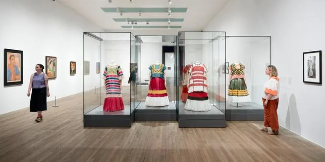 A Londres, la Tate Modern explore l’engouement pour la peintre Frida Kahlo devenue une icône mondiale