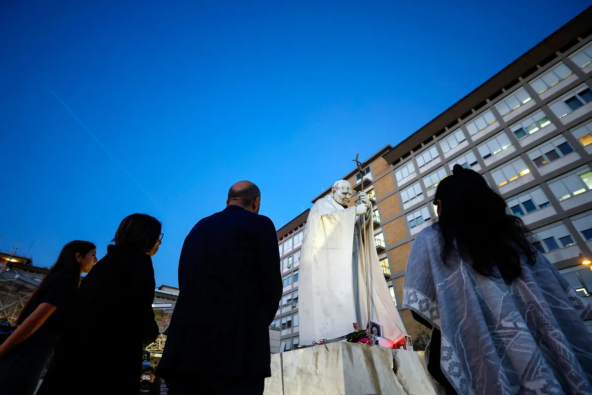 El Papa saldrá esta tarde del hospital, cuatro días después de su operación de pulmón