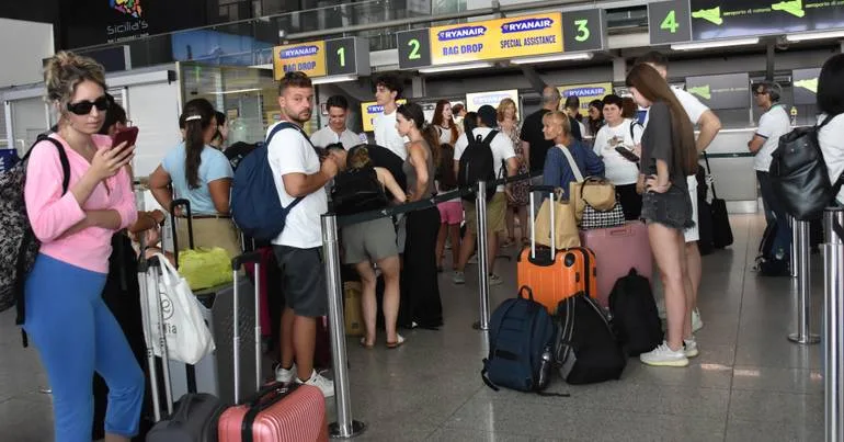 Cinzas expelidas pelo Etna suspendem ligações ao aeroporto