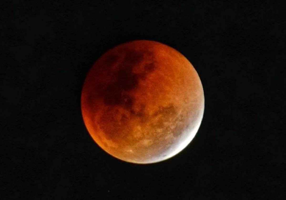 El eclipse de Luna casi total que oscurecerá Andalucía esta madrugada: horarios y provincias en las que mejor se verá