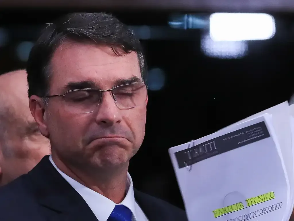 Flávio Bolsonaro mente no currículo e até candidatos da direita criticam o senador