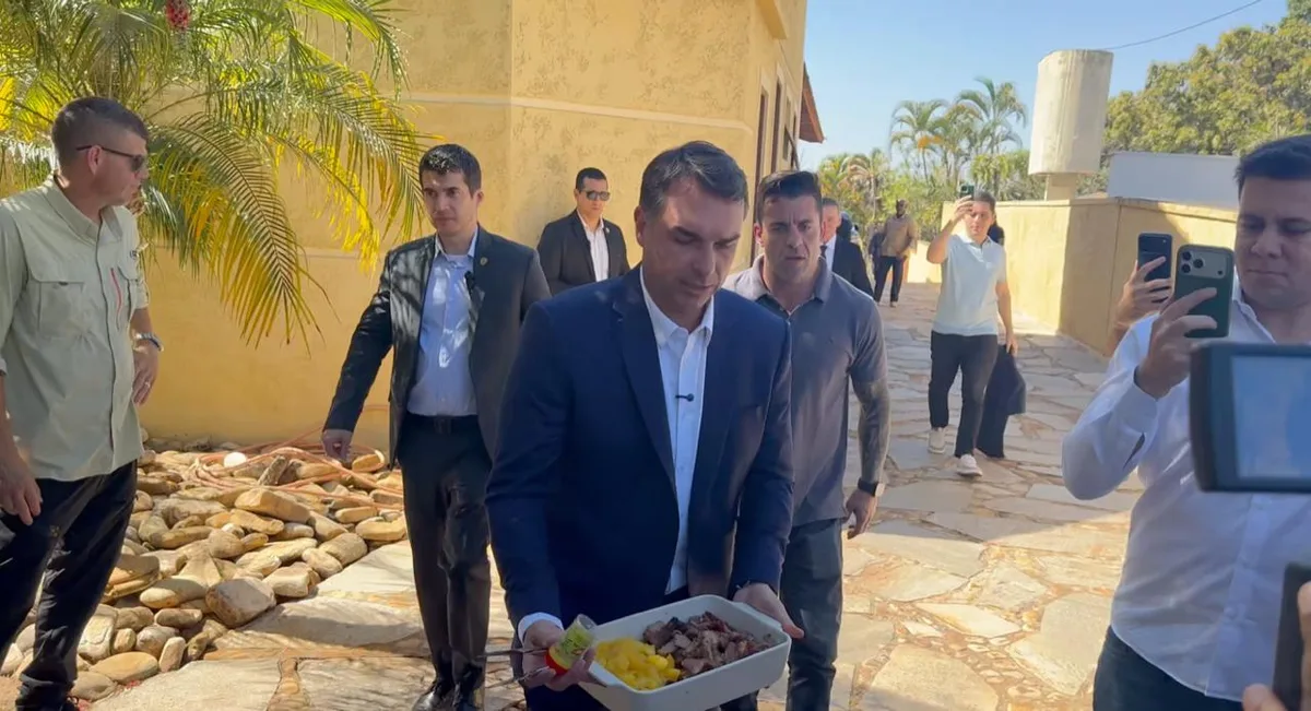 Flávio oferece “picanha” à imprensa e critica operação de Moraes contra fonte de jornalista