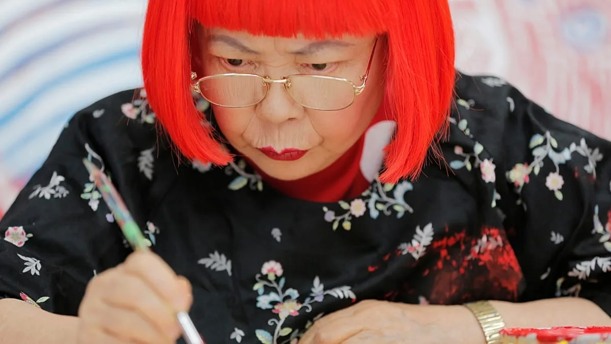 Japão: artista Yayoi Kusama, famosa pelas bolinhas, morre aos 97 anos