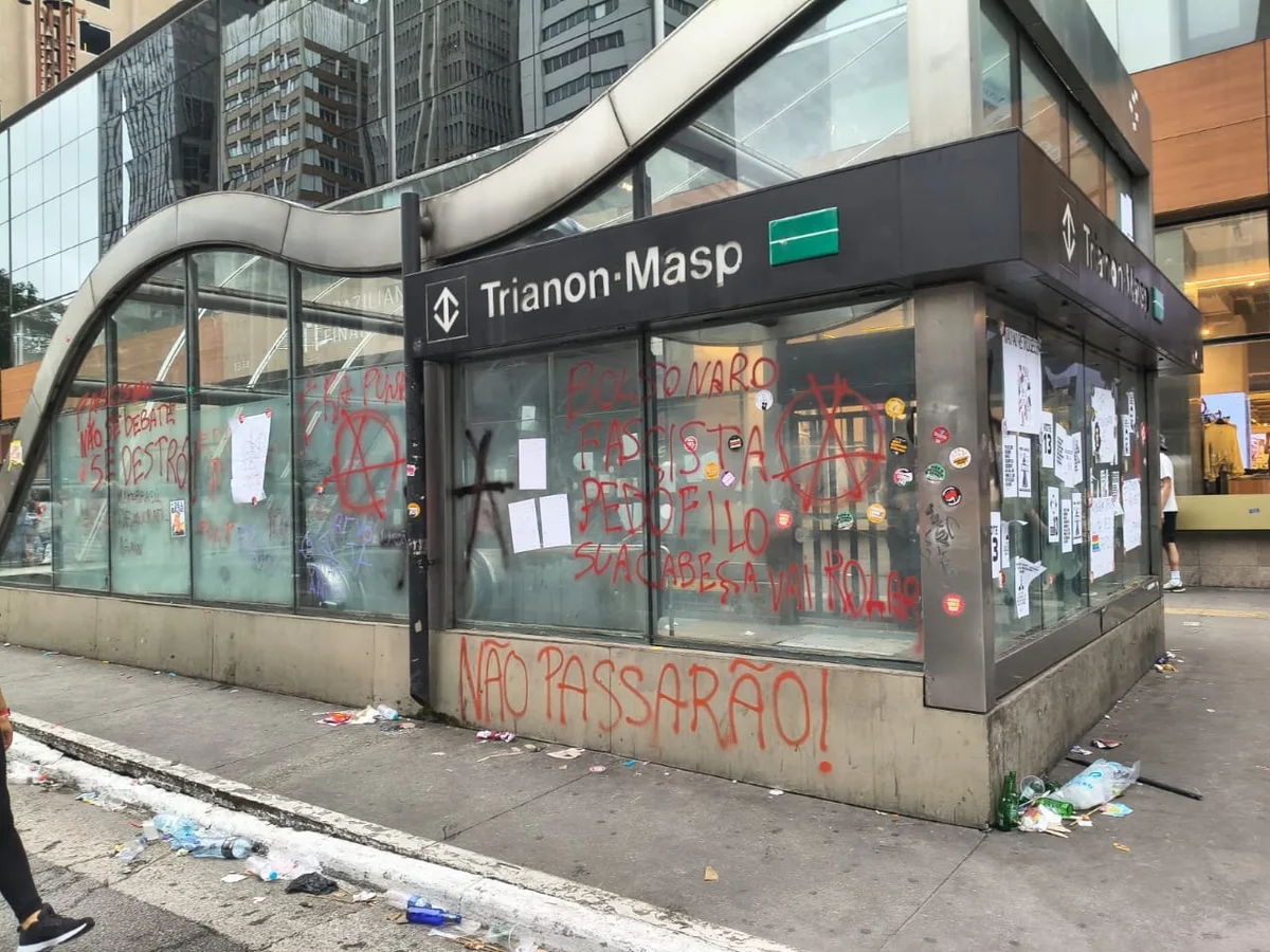 Veja imagens de acessos ao metrô depredados na Paulista