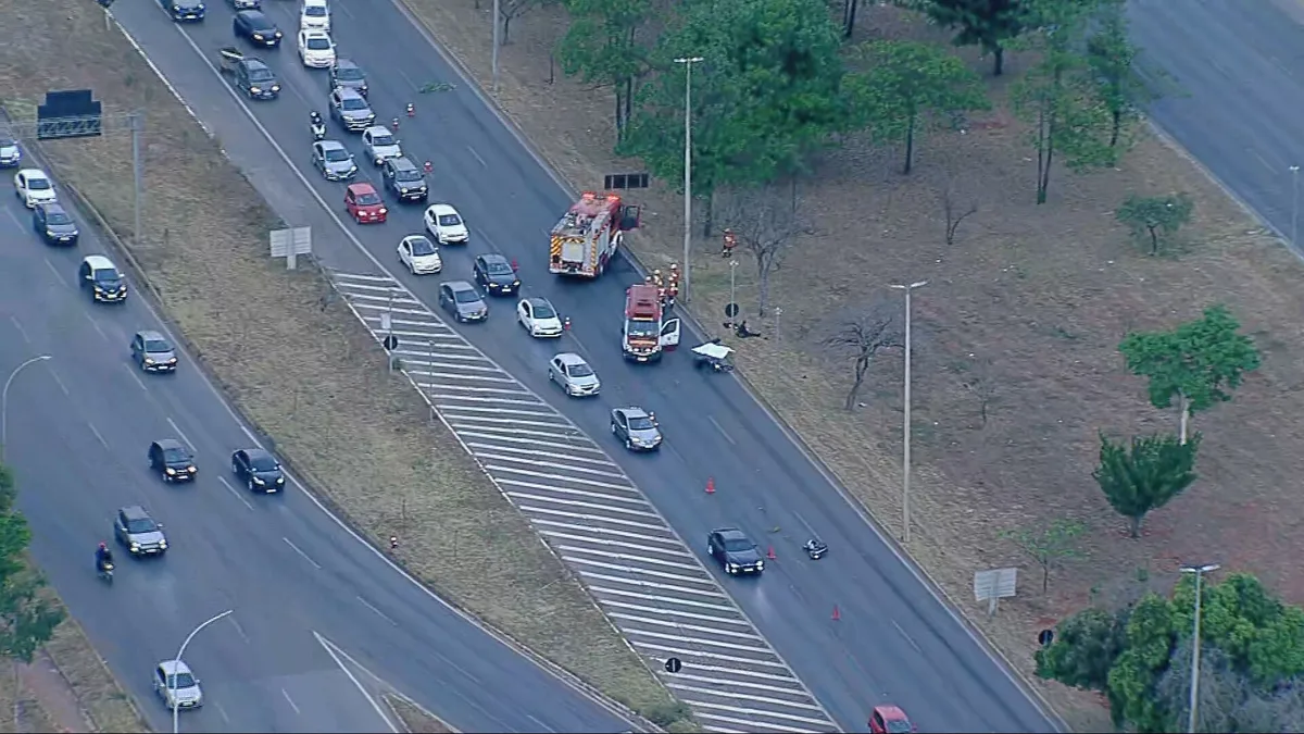 Motociclista morre em acidente na EPIA, no DF; motoristas enfrentam engarrafamento
