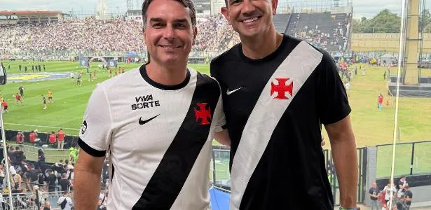 Flávio Bolsonaro assiste jogo entre Vasco e Santos e se encontra com Neymar