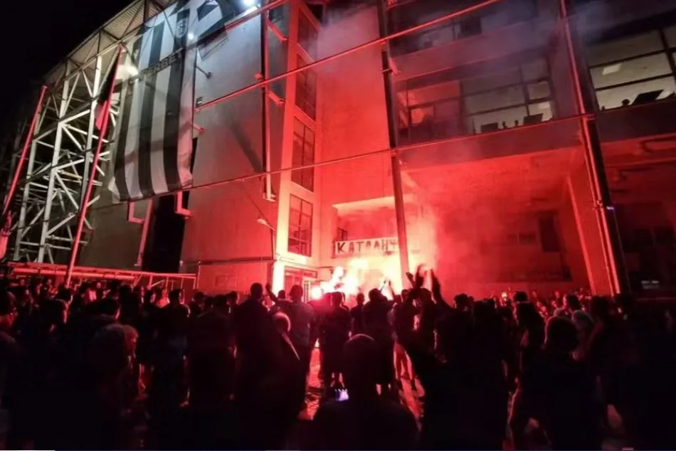 Joia de R$ 207 milhões é vendida e torcida invade estádio em protesto