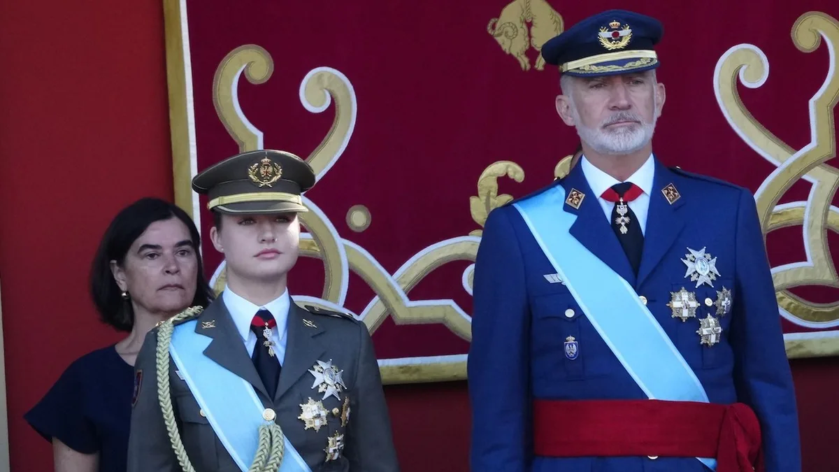 La princesa Leonor hereda la tradición de su padre, el rey Felipe, y vuelve al uniforme de gala del Ejército de Tierra