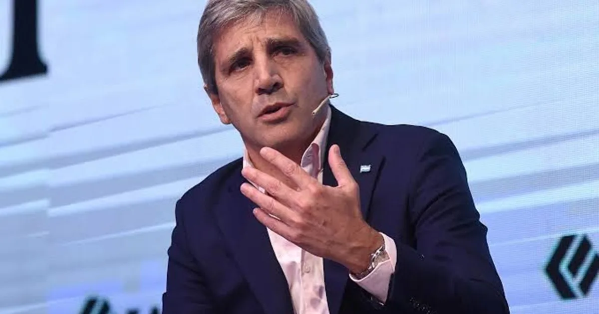 El Gobierno alcanzó superávit en julio con más recortes en prestaciones sociales y aumento de tarifas