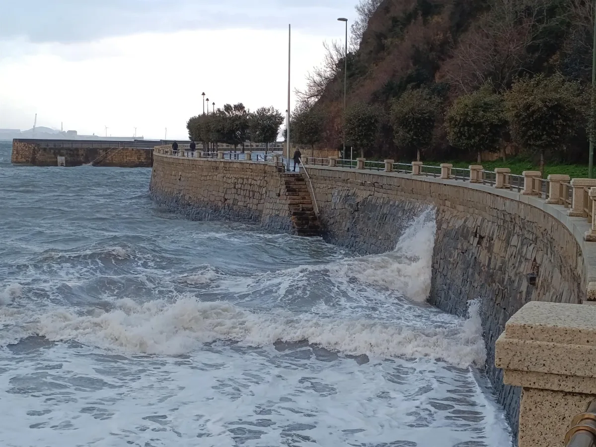 La mala mar pone en aviso naranja a Baleares y Cataluña con olas de hasta cinco metros