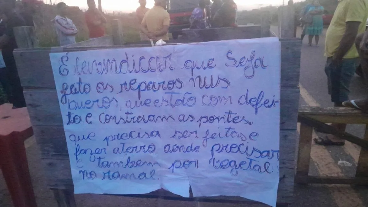 Moradores fecham ramal em protesto contra o Deracre em Cruzeiro do Sul