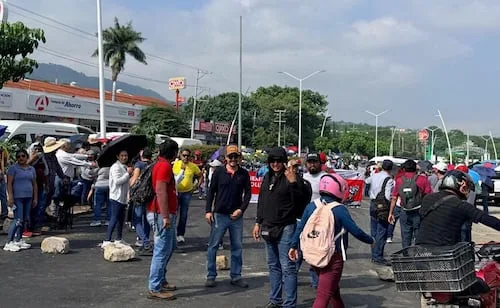 Maestros de la CNTE bloquean accesos a Tuxtla Gutiérrez; van contra reforma educativa y ley del ISSSTE