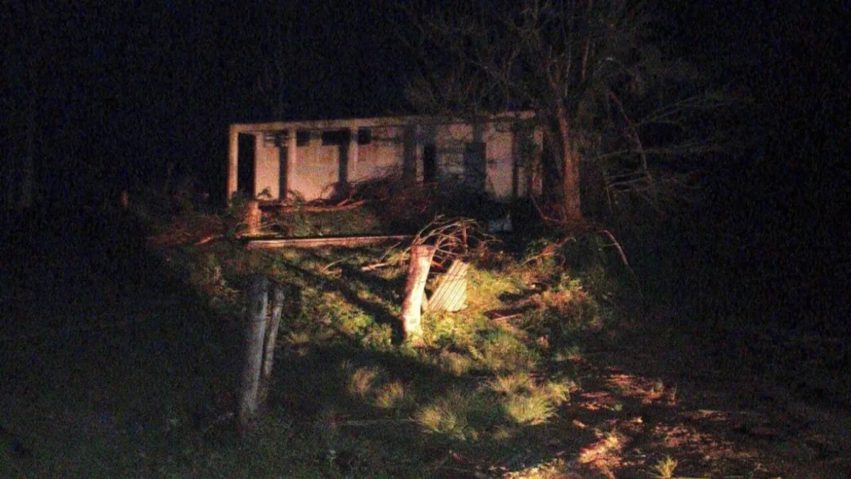 Após tornado no Paraná, moradores desalojados recebem telhas e colchões