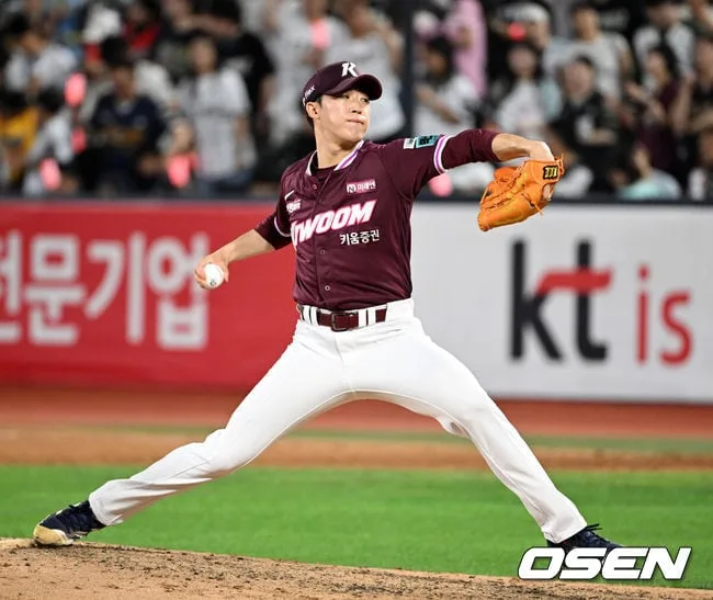 한 이닝 13실점 대참사...'한동희에 만루포→0이닝 4실점' 배동현 1군 말소, 히우라도 허리통증으로 검진 예정 [오!쎈 부산]