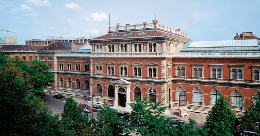 Colar valioso desaparece de museu de Viena