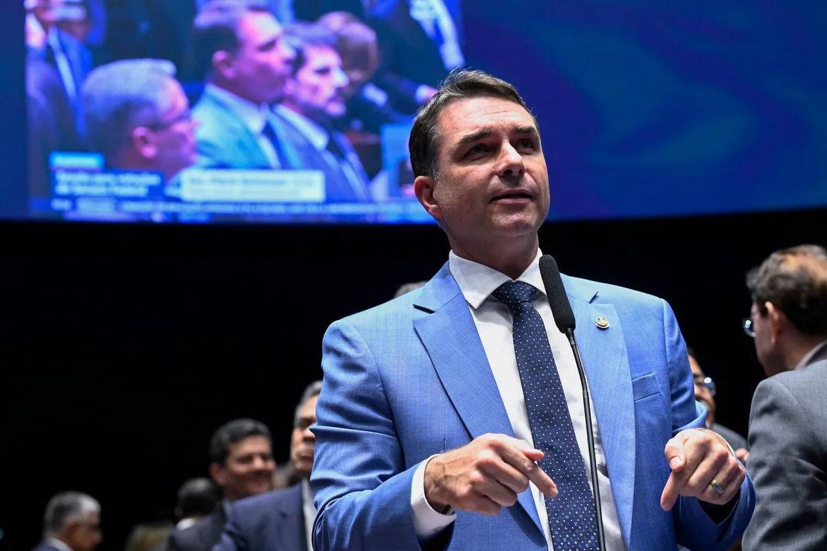 Campanha de Flávio contrata por R$ 1,025 milhão empresa de R$ 3 mil criada por ex-servidoras da Justiça Eleitoral