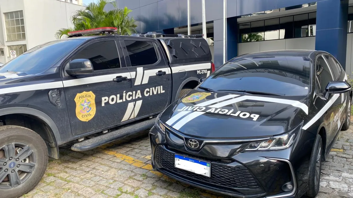 Jovem atira contra PMs durante fuga e é preso escondido em Guaçuí