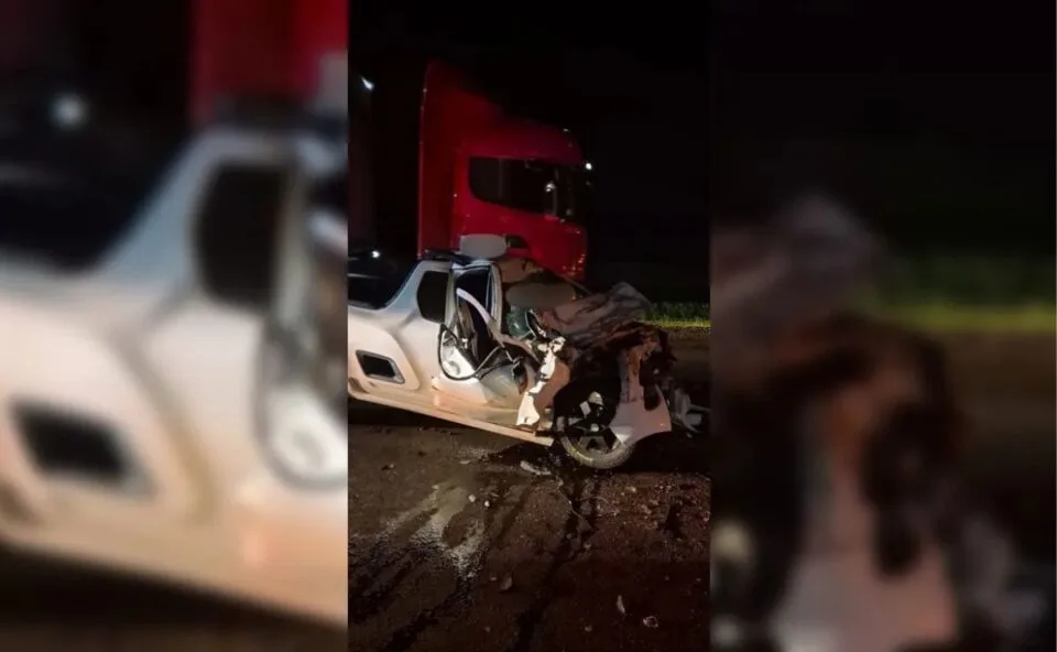 Jovem fica preso às ferragens após batida bater em caminhão na BR-376 no Norte do Paraná
