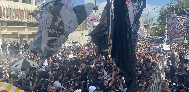 Organizadas do Corinthians protestam no Parque São Jorge: 'Intervenção já'